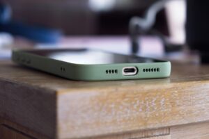 Mobile bookings set to overtake desktop in UK travel market by 2026